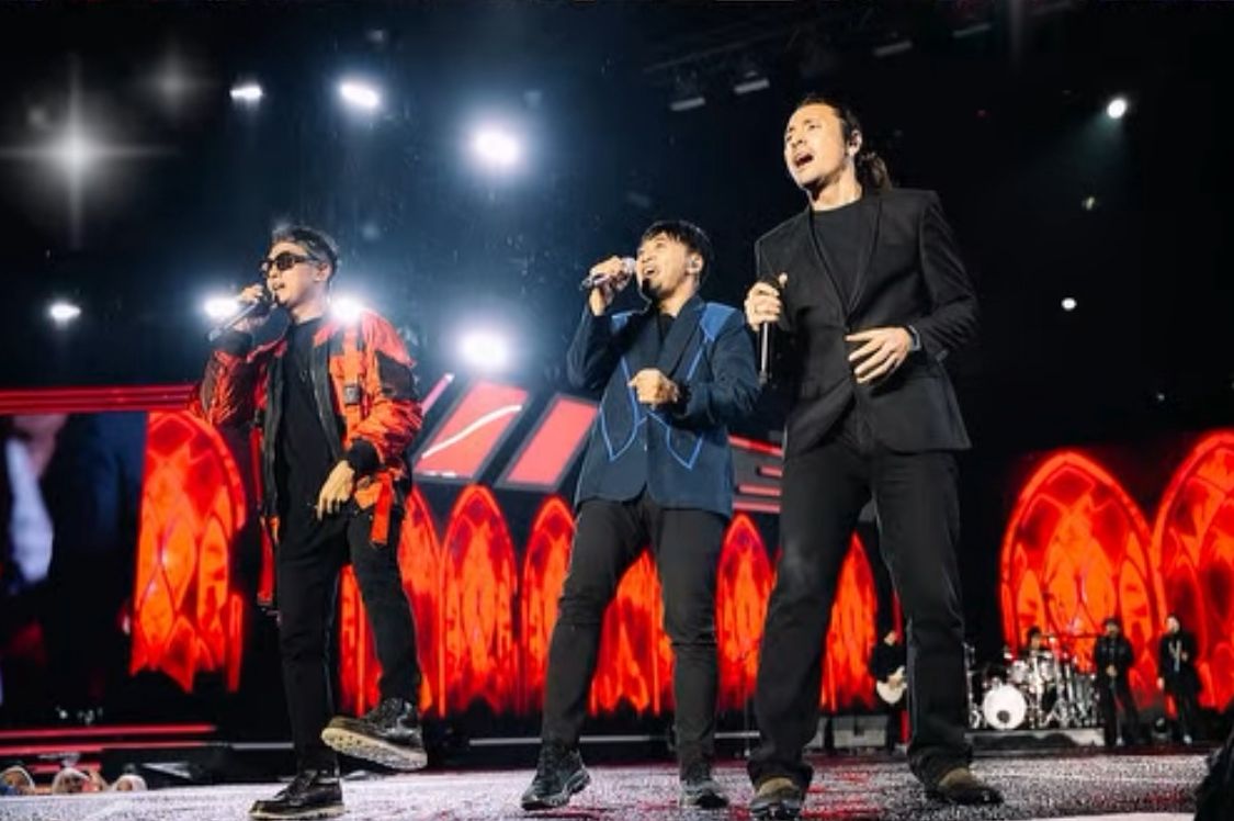 Hello Band saat malam pergantian tahun 2025 ke 2026 di kawasan Pantai Carnaval Ancol, Jakarta.*