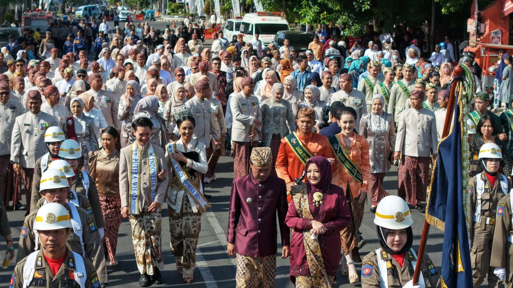Ribuan warga Kota Cirebon mengikuti upacara adat Hari Jadi ke-599 Cirebon yang bertepatan dengan Tahun Baru Islam 1 Muharram 1448 H, Selasa (16/6/2026).*