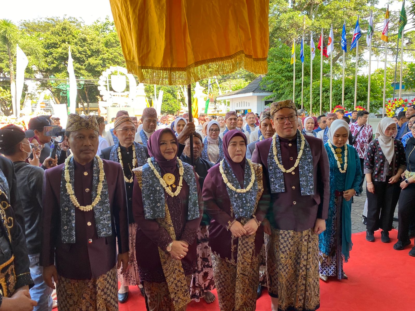 Wali Kota Cirebon Effendi Edo dan Wakil Wali Kota Siti Farida dalam pengawalan pada rangkaian upacara adat Hari Jadi Cirebon ke 599, Selasa (16/6/2026).*