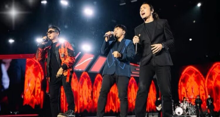 Hello Band saat malam pergantian tahun 2025 ke 2026 di kawasan Pantai Carnaval Ancol, Jakarta.*