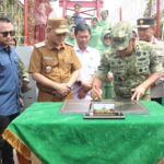 Panglima Kodam III/Siliwangi Mayjen TNI Kosasih didampingi Wali Kota Cirebon Effendi Edo meresmikan Jembatan Perintis Garuda III di kawasan Kriyan Barat, Kelurahan Pegambiran, Kota Cirebon, Senin (9/3/2026).