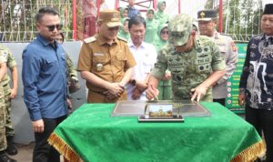 Panglima Kodam III/Siliwangi Mayjen TNI Kosasih didampingi Wali Kota Cirebon Effendi Edo meresmikan Jembatan Perintis Garuda III di kawasan Kriyan Barat, Kelurahan Pegambiran, Kota Cirebon, Senin (9/3/2026).