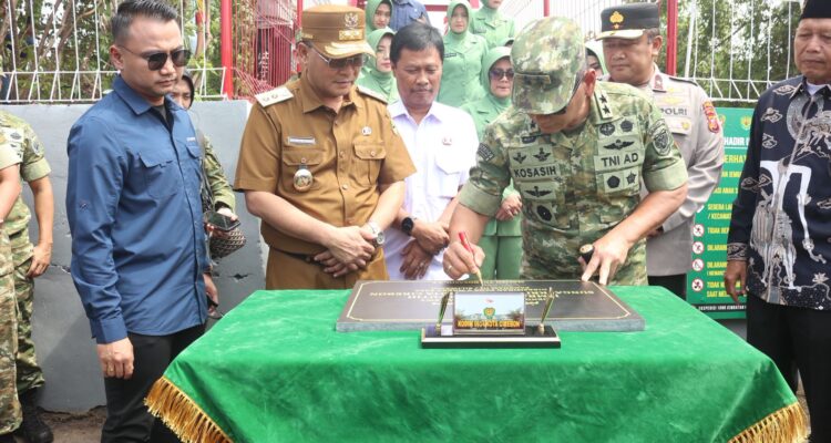 Panglima Kodam III/Siliwangi Mayjen TNI Kosasih didampingi Wali Kota Cirebon Effendi Edo meresmikan Jembatan Perintis Garuda III di kawasan Kriyan Barat, Kelurahan Pegambiran, Kota Cirebon, Senin (9/3/2026).