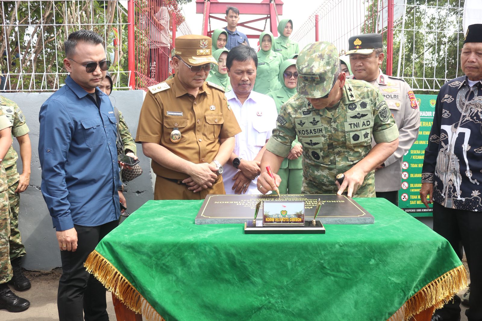 Panglima Kodam III/Siliwangi Mayjen TNI Kosasih didampingi Wali Kota Cirebon Effendi Edo meresmikan Jembatan Perintis Garuda III di kawasan Kriyan Barat, Kelurahan Pegambiran, Kota Cirebon, Senin (9/3/2026).