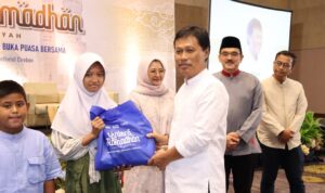 Wali Kota Cirebon Effendi Edo bersama Ketua TP PKK Kota Cirebon Noviyanti Edo menghadiri kegiatan “Lentera Ramadan: Berbagi Bahagia Bersama 200 Anak Yatim dan Dhuafa” yang digelar di Swiss-Belhotel Cirebon, Sabtu (28/2/2026).