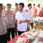 Wali Kota Cirebon Effendi Edo saat mengecek stan Pasar Murah Ramadan. Pemerintah Kota Cirebon mendukung pelaksanaan Gerakan Pangan Murah (GPM) yang diinisiasi Polres Cirebon Kota sebagai upaya menjaga stabilitas harga bahan pokok selama bulan Ramadan. Kegiatan tersebut digelar di Lapangan Voli Kebon Pelok, Selasa (3/3/2026).