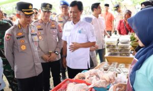 Wali Kota Cirebon Effendi Edo saat mengecek stan Pasar Murah Ramadan. Pemerintah Kota Cirebon mendukung pelaksanaan Gerakan Pangan Murah (GPM) yang diinisiasi Polres Cirebon Kota sebagai upaya menjaga stabilitas harga bahan pokok selama bulan Ramadan. Kegiatan tersebut digelar di Lapangan Voli Kebon Pelok, Selasa (3/3/2026).