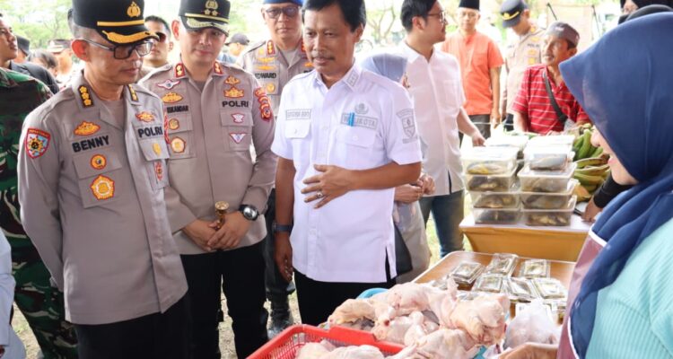 Wali Kota Cirebon Effendi Edo saat mengecek stan Pasar Murah Ramadan. Pemerintah Kota Cirebon mendukung pelaksanaan Gerakan Pangan Murah (GPM) yang diinisiasi Polres Cirebon Kota sebagai upaya menjaga stabilitas harga bahan pokok selama bulan Ramadan. Kegiatan tersebut digelar di Lapangan Voli Kebon Pelok, Selasa (3/3/2026).