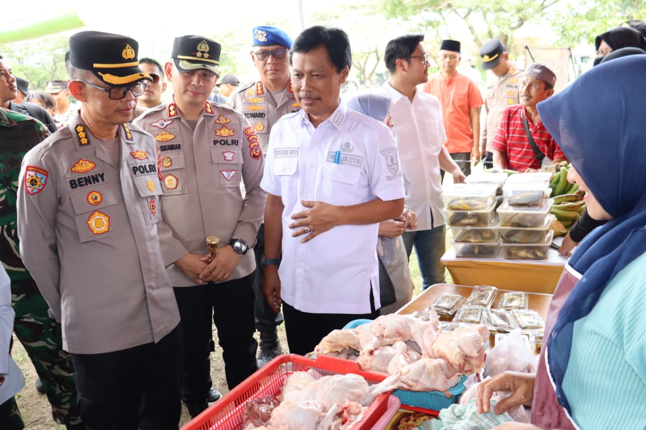 Wali Kota Cirebon Effendi Edo saat mengecek stan Pasar Murah Ramadan. Pemerintah Kota Cirebon mendukung pelaksanaan Gerakan Pangan Murah (GPM) yang diinisiasi Polres Cirebon Kota sebagai upaya menjaga stabilitas harga bahan pokok selama bulan Ramadan. Kegiatan tersebut digelar di Lapangan Voli Kebon Pelok, Selasa (3/3/2026).