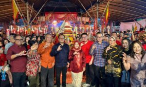 Wakil Wali Kota Cirebon Siti Farida Rosmawati, Ketua DPRD, tokoh lintas agama, budayawan, serta masyarakat. foto bersama usai mengikuti perayaan Malam Kesenian Cap Go Meh 2577 yang digelar di Vihara Dewi Welas Asih, Selasa (3/3/2026) malam.*
