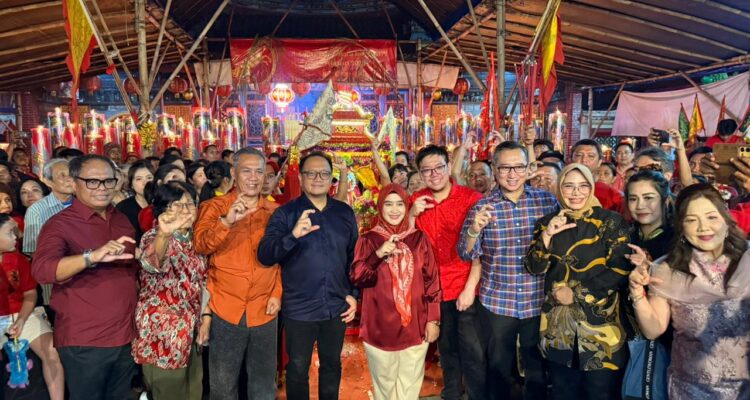Wakil Wali Kota Cirebon Siti Farida Rosmawati, Ketua DPRD, tokoh lintas agama, budayawan, serta masyarakat. foto bersama usai mengikuti perayaan Malam Kesenian Cap Go Meh 2577 yang digelar di Vihara Dewi Welas Asih, Selasa (3/3/2026) malam.*