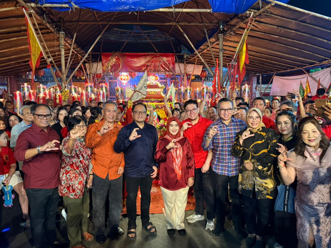 Wakil Wali Kota Cirebon Siti Farida Rosmawati, Ketua DPRD, tokoh lintas agama, budayawan, serta masyarakat. foto bersama usai mengikuti perayaan Malam Kesenian Cap Go Meh 2577 yang digelar di Vihara Dewi Welas Asih, Selasa (3/3/2026) malam.*