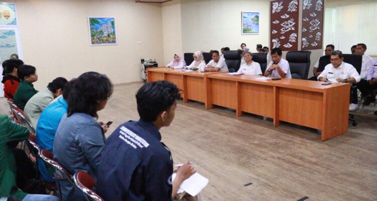 Wali Kota Cirebon Effendi Edo menerima audiensi dan dialog terbuka dengan Aliansi BEM Cirebon Raya di Balai Kota Cirebon, Rabu (4/3/2026). Pertemuan tersebut menjadi forum diskusi sekaligus evaluasi satu tahun masa kepemimpinan Wali Kota Effendi Edo dan Wakil Wali Kota Siti Farida Rosmawati.