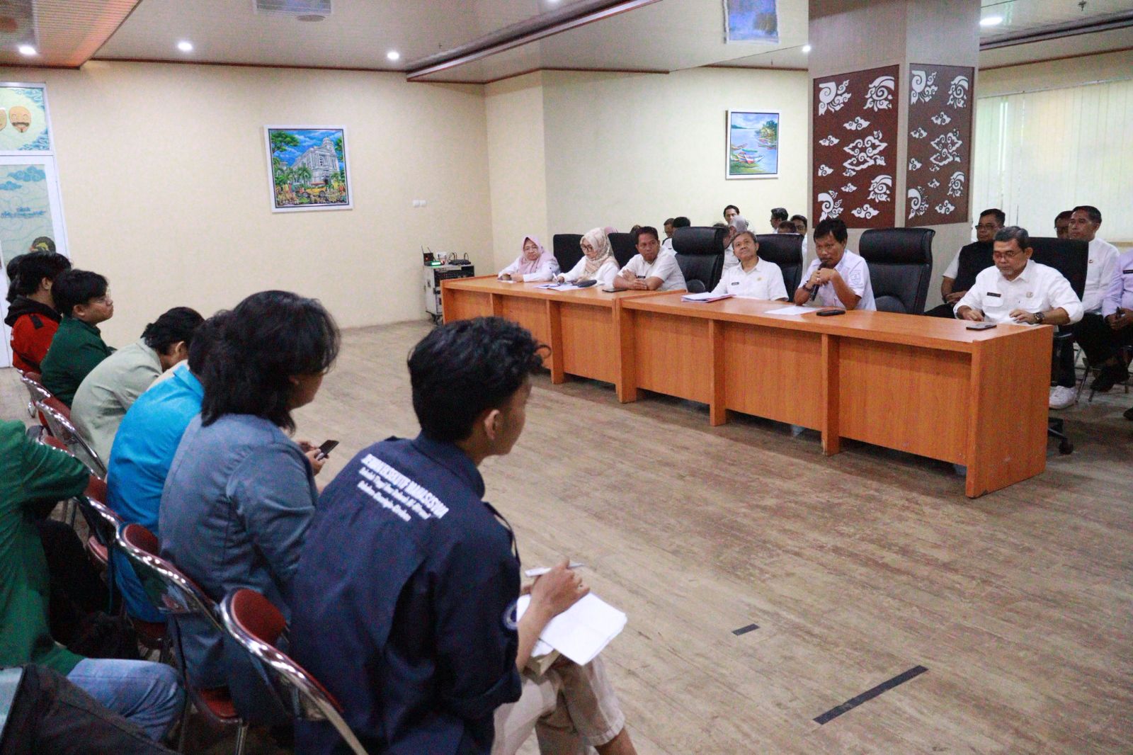 Wali Kota Cirebon Effendi Edo menerima audiensi dan dialog terbuka dengan Aliansi BEM Cirebon Raya di Balai Kota Cirebon, Rabu (4/3/2026). Pertemuan tersebut menjadi forum diskusi sekaligus evaluasi satu tahun masa kepemimpinan Wali Kota Effendi Edo dan Wakil Wali Kota Siti Farida Rosmawati.