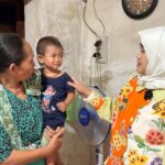 Wakil Wali Kota Cirebon Siti Farida yang juta Ketua Tim Percepatan Penurunan Stunting (TP3S) enggelar sosialisasi pencegahan stunting sekaligus membagikan paket Makan Bergizi Gratis (MBG) kepada balita yang terindikasi stunting di Kelurahan Kebonbaru, Kamis (5/3/2026).