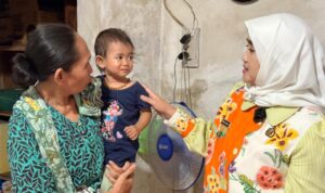 Wakil Wali Kota Cirebon Siti Farida yang juta Ketua Tim Percepatan Penurunan Stunting (TP3S) enggelar sosialisasi pencegahan stunting sekaligus membagikan paket Makan Bergizi Gratis (MBG) kepada balita yang terindikasi stunting di Kelurahan Kebonbaru, Kamis (5/3/2026).