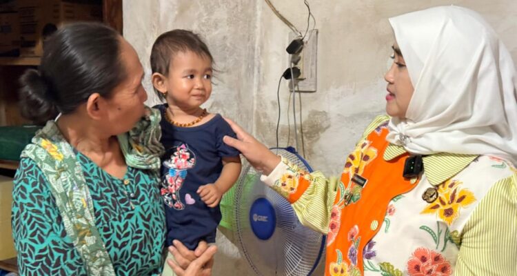 Wakil Wali Kota Cirebon Siti Farida yang juta Ketua Tim Percepatan Penurunan Stunting (TP3S) enggelar sosialisasi pencegahan stunting sekaligus membagikan paket Makan Bergizi Gratis (MBG) kepada balita yang terindikasi stunting di Kelurahan Kebonbaru, Kamis (5/3/2026).