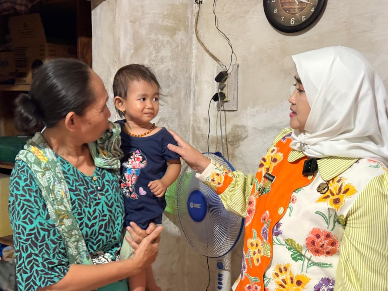Wakil Wali Kota Cirebon Siti Farida yang juta Ketua Tim Percepatan Penurunan Stunting (TP3S) enggelar sosialisasi pencegahan stunting sekaligus membagikan paket Makan Bergizi Gratis (MBG) kepada balita yang terindikasi stunting di Kelurahan Kebonbaru, Kamis (5/3/2026).