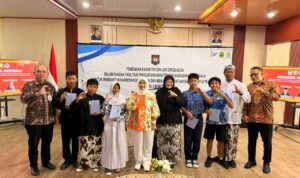 Wakil Wali Kota Cirebon Siti Farida Rosmawati foto bersama dengan peserta Pembinaan Karakter dan Jati Diri Bangsa melalui program Ngobrol Inspirasi (Ngopi) yang digelar Direktorat Jenderal Politik dan Pemerintahan Umum Kementerian Dalam Negeri (Kemendagri) di Balai Kota Cirebon, Kamis (5/3/2026).*