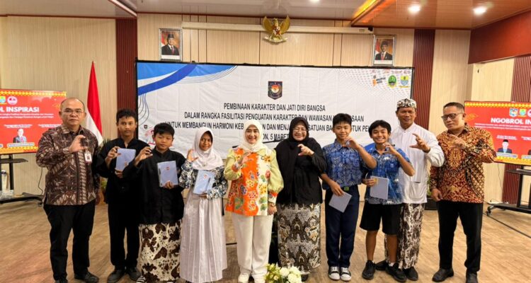 Wakil Wali Kota Cirebon Siti Farida Rosmawati foto bersama dengan peserta Pembinaan Karakter dan Jati Diri Bangsa melalui program Ngobrol Inspirasi (Ngopi) yang digelar Direktorat Jenderal Politik dan Pemerintahan Umum Kementerian Dalam Negeri (Kemendagri) di Balai Kota Cirebon, Kamis (5/3/2026).*