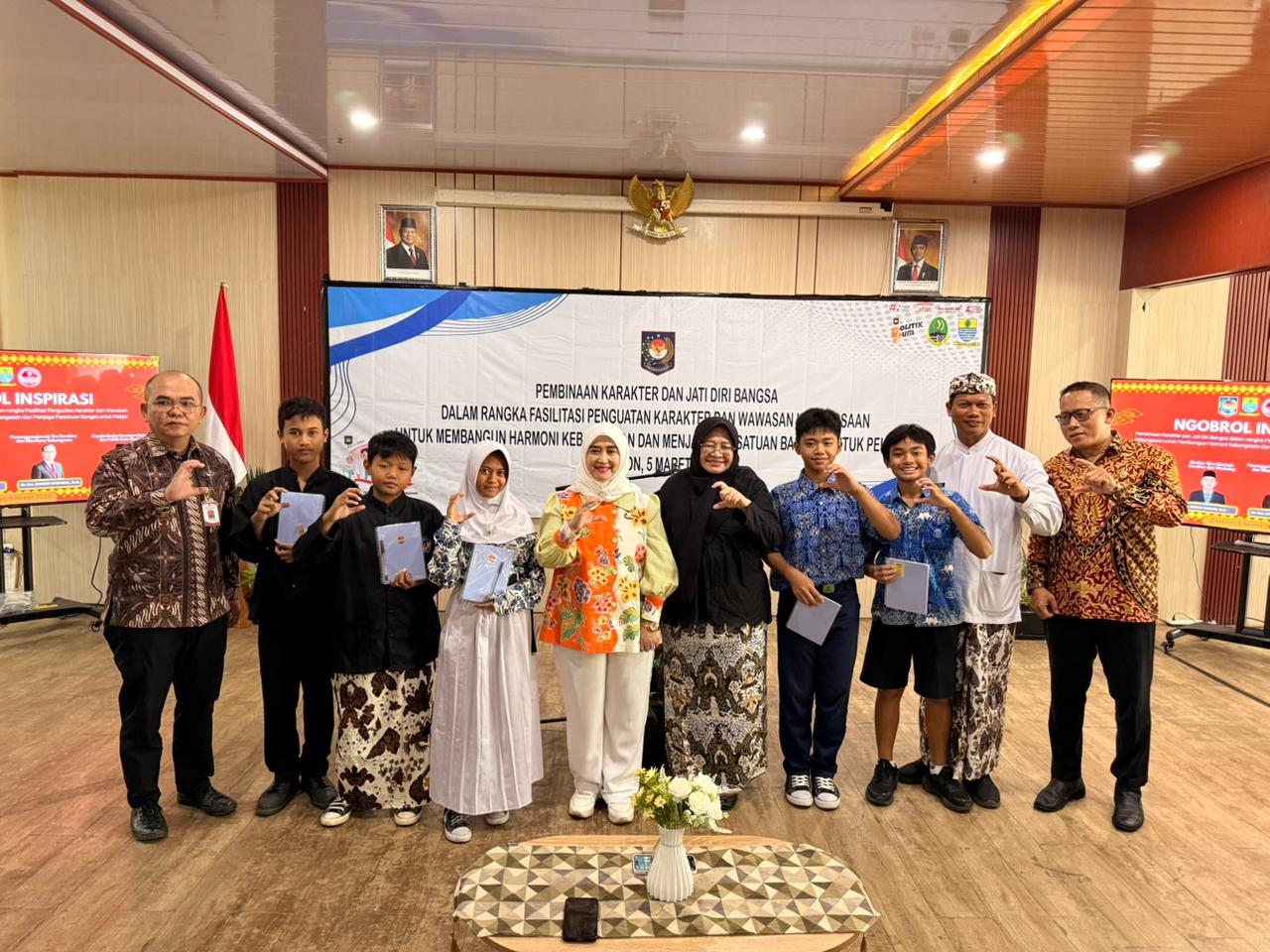 Wakil Wali Kota Cirebon Siti Farida Rosmawati foto bersama dengan peserta Pembinaan Karakter dan Jati Diri Bangsa melalui program Ngobrol Inspirasi (Ngopi) yang digelar Direktorat Jenderal Politik dan Pemerintahan Umum Kementerian Dalam Negeri (Kemendagri) di Balai Kota Cirebon, Kamis (5/3/2026).*