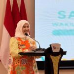 Wakil Wali Kota Cirebon, Siti Farida Rosmawati, saat memberikan sambutannya dalam kegiatan Edukasi dan Literasi Keuangan yang diselenggarakan PC Fatayat NU Kota Cirebon bekerja sama dengan Otoritas Jasa Keuangan (OJK) Cirebon, Kamis (5/3/2026).*