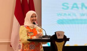 Wakil Wali Kota Cirebon, Siti Farida Rosmawati, saat memberikan sambutannya dalam kegiatan Edukasi dan Literasi Keuangan yang diselenggarakan PC Fatayat NU Kota Cirebon bekerja sama dengan Otoritas Jasa Keuangan (OJK) Cirebon, Kamis (5/3/2026).*