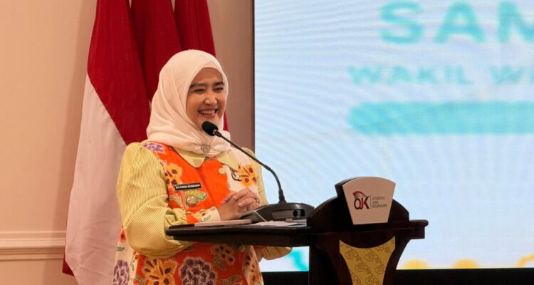 Wakil Wali Kota Cirebon, Siti Farida Rosmawati, saat memberikan sambutannya dalam kegiatan Edukasi dan Literasi Keuangan yang diselenggarakan PC Fatayat NU Kota Cirebon bekerja sama dengan Otoritas Jasa Keuangan (OJK) Cirebon, Kamis (5/3/2026).*