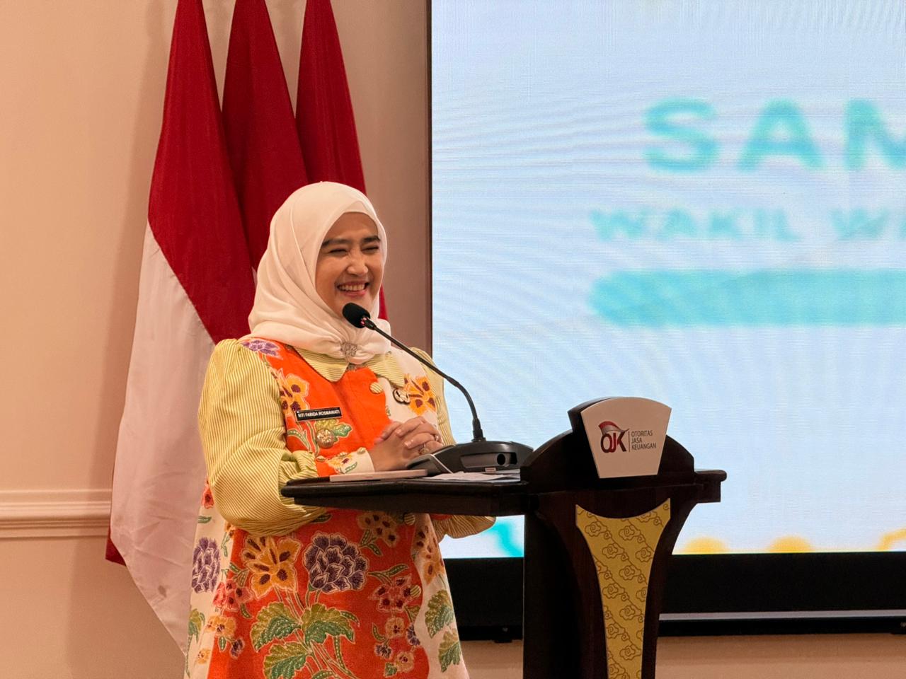 Wakil Wali Kota Cirebon, Siti Farida Rosmawati, saat memberikan sambutannya dalam kegiatan Edukasi dan Literasi Keuangan yang diselenggarakan PC Fatayat NU Kota Cirebon bekerja sama dengan Otoritas Jasa Keuangan (OJK) Cirebon, Kamis (5/3/2026).*