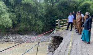 Wali Kota Cirebon Effendi Edo turun langsung meninjau proses perbaikan jembatan Lebakngok, Kelurahan Argasunya, Kecamatan Harjamukti yang longsor, Selasa (3/3/2026), untuk memastikan pekerjaan berjalan sesuai rencana.*
