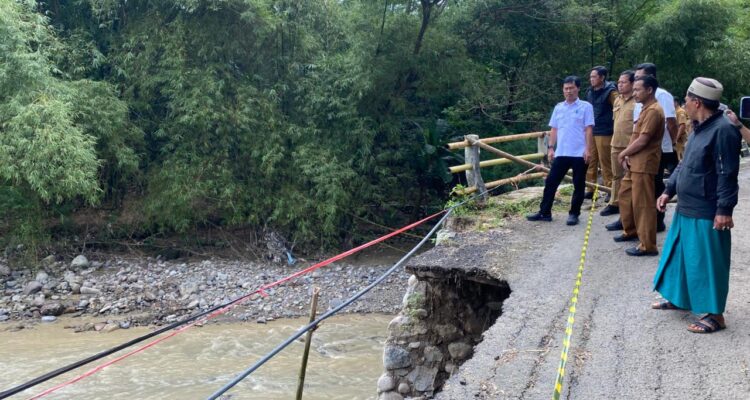 Wali Kota Cirebon Effendi Edo turun langsung meninjau proses perbaikan jembatan Lebakngok, Kelurahan Argasunya, Kecamatan Harjamukti yang longsor, Selasa (3/3/2026), untuk memastikan pekerjaan berjalan sesuai rencana.*