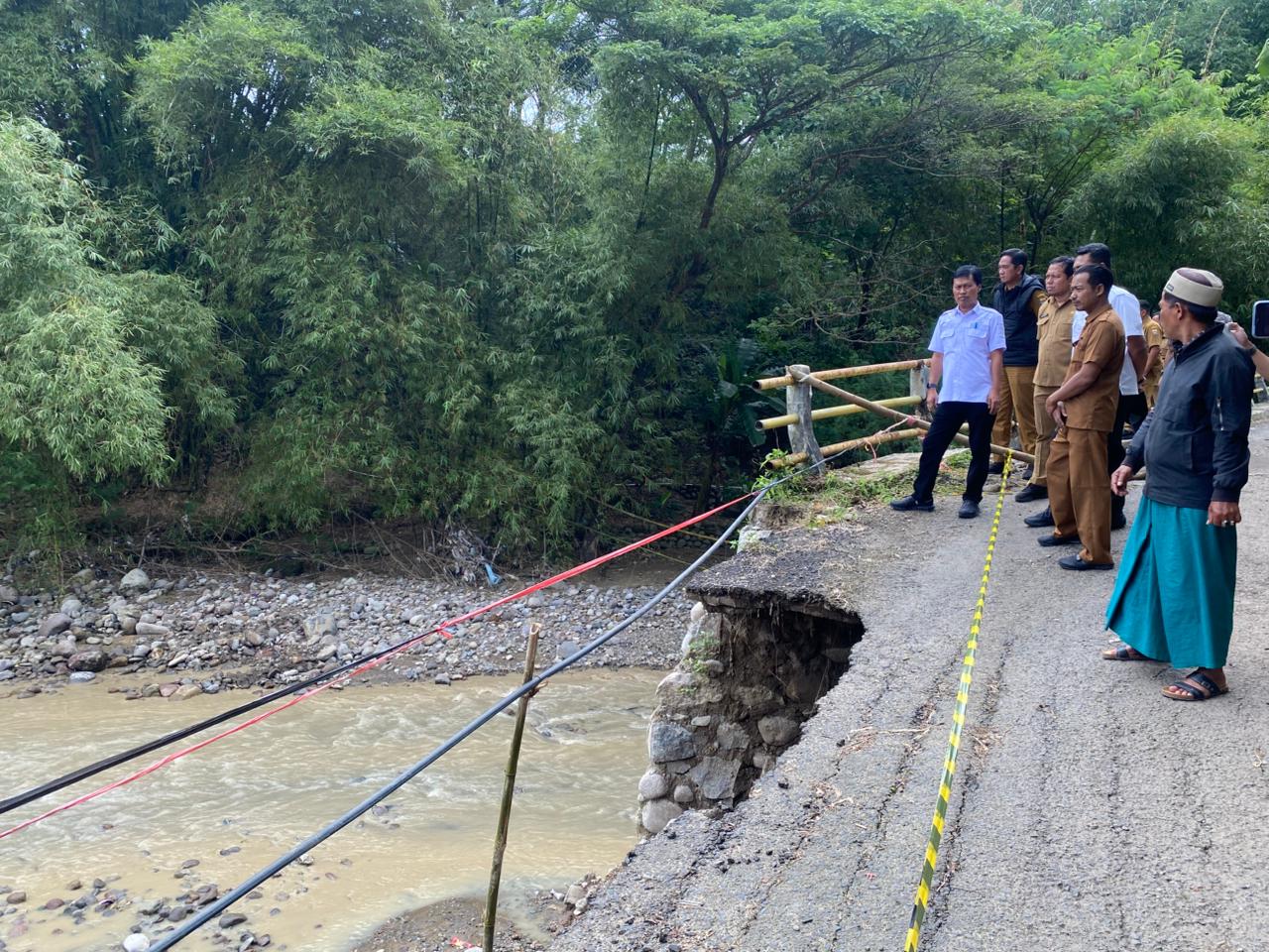Wali Kota Cirebon Effendi Edo turun langsung meninjau proses perbaikan jembatan Lebakngok, Kelurahan Argasunya, Kecamatan Harjamukti yang longsor, Selasa (3/3/2026), untuk memastikan pekerjaan berjalan sesuai rencana.*