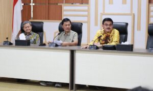 Wali Kota Cirebon, Effendi Edo, menyampaikan apresiasinya atas keberhasilan penyelenggaraan festival yang dinilai mampu menggerakkan ekonomi lokal. Hal itu ia sampaikan saat memimpin rapat evaluasi Festival Ramadan di Balai Kota, Jumat (6/3/2026).