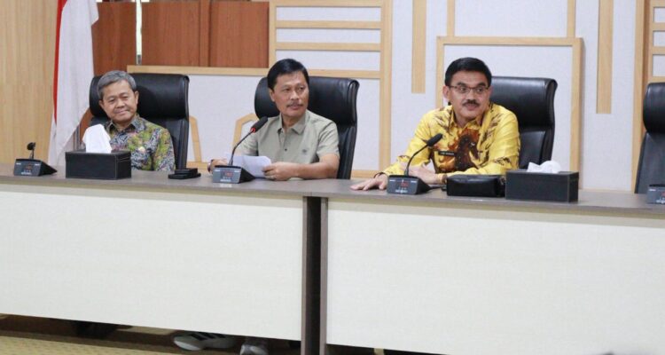 Wali Kota Cirebon, Effendi Edo, menyampaikan apresiasinya atas keberhasilan penyelenggaraan festival yang dinilai mampu menggerakkan ekonomi lokal. Hal itu ia sampaikan saat memimpin rapat evaluasi Festival Ramadan di Balai Kota, Jumat (6/3/2026).