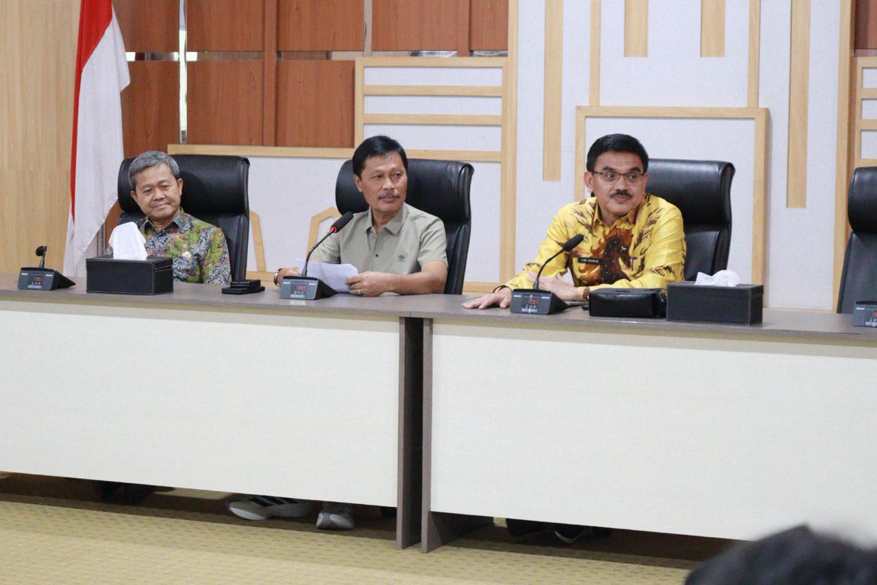 Wali Kota Cirebon, Effendi Edo, menyampaikan apresiasinya atas keberhasilan penyelenggaraan festival yang dinilai mampu menggerakkan ekonomi lokal. Hal itu ia sampaikan saat memimpin rapat evaluasi Festival Ramadan di Balai Kota, Jumat (6/3/2026).