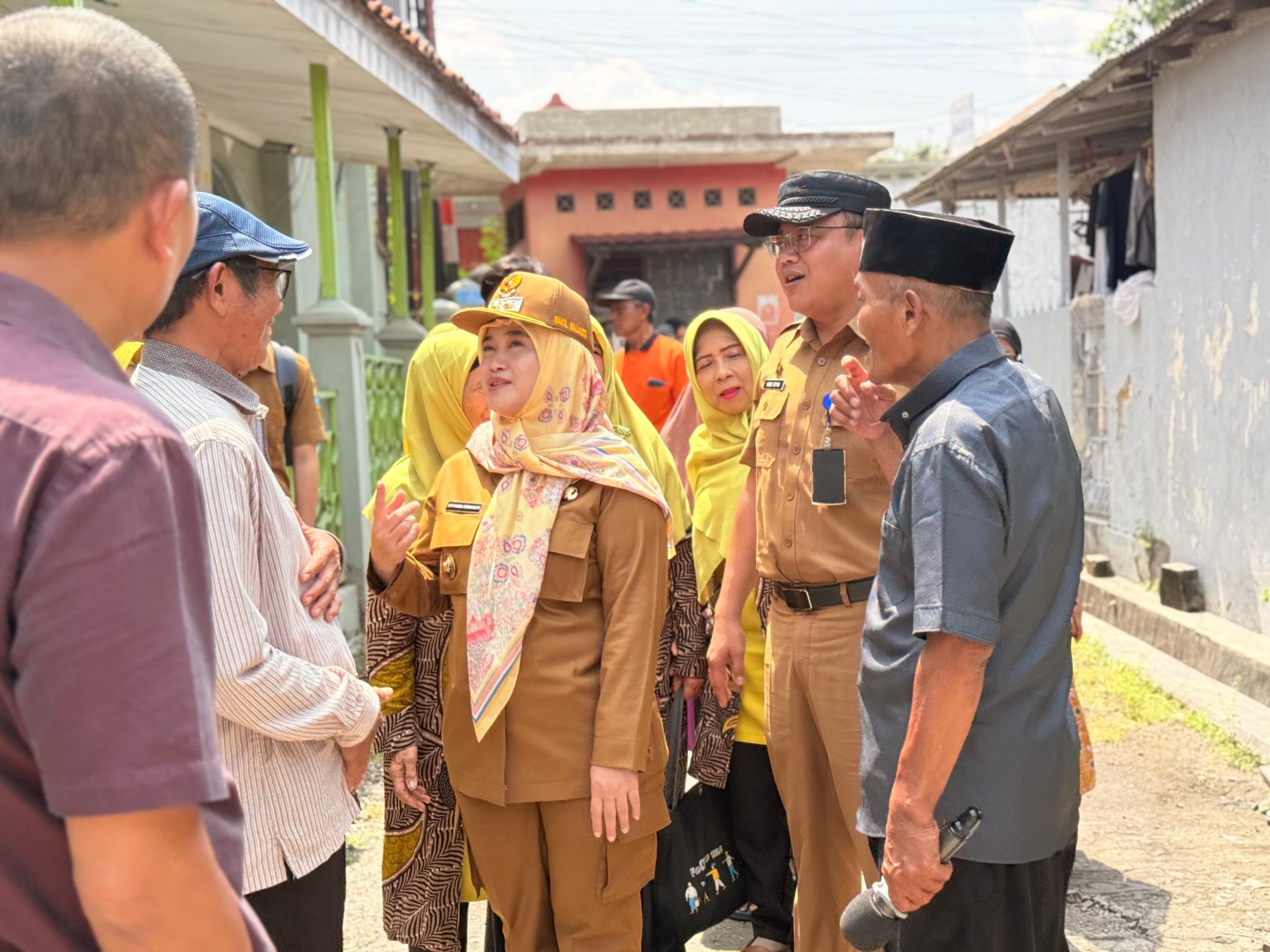 Wakil Wali Kota Cirebon, Siti Farida Rosmawati, melakukan kunjungan silaturahmi sekaligus berdialog dengan warga RW 12 Kelurahan Kalijaga, Selasa (10/3/2026).