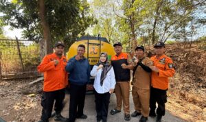 Wakil Wali Kota Cirebon Siti Farida Rosmawati turun langsung meninjau kondisi pemenuhan air bersih di wilayah tersebut, Senin (3/8/2026). Peninjauan dilakukan setelah pemerintah menerima laporan dari masyarakat terkait berkurangnya debit air selama kemarau.