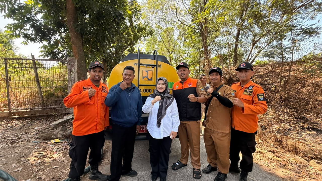 Wakil Wali Kota Cirebon Siti Farida Rosmawati turun langsung meninjau kondisi pemenuhan air bersih di wilayah tersebut, Senin (3/8/2026). Peninjauan dilakukan setelah pemerintah menerima laporan dari masyarakat terkait berkurangnya debit air selama kemarau.