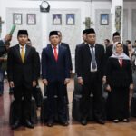 Dewan Pengawas dan Direksi sejumlah BUMD di Kota Cirebon saat diambil sumpah usai dilantik Wali Kota Cirebon Effendi Edo, Jumat (31/7/2026)