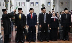 Dewan Pengawas dan Direksi sejumlah BUMD di Kota Cirebon saat diambil sumpah usai dilantik Wali Kota Cirebon Effendi Edo, Jumat (31/7/2026)
