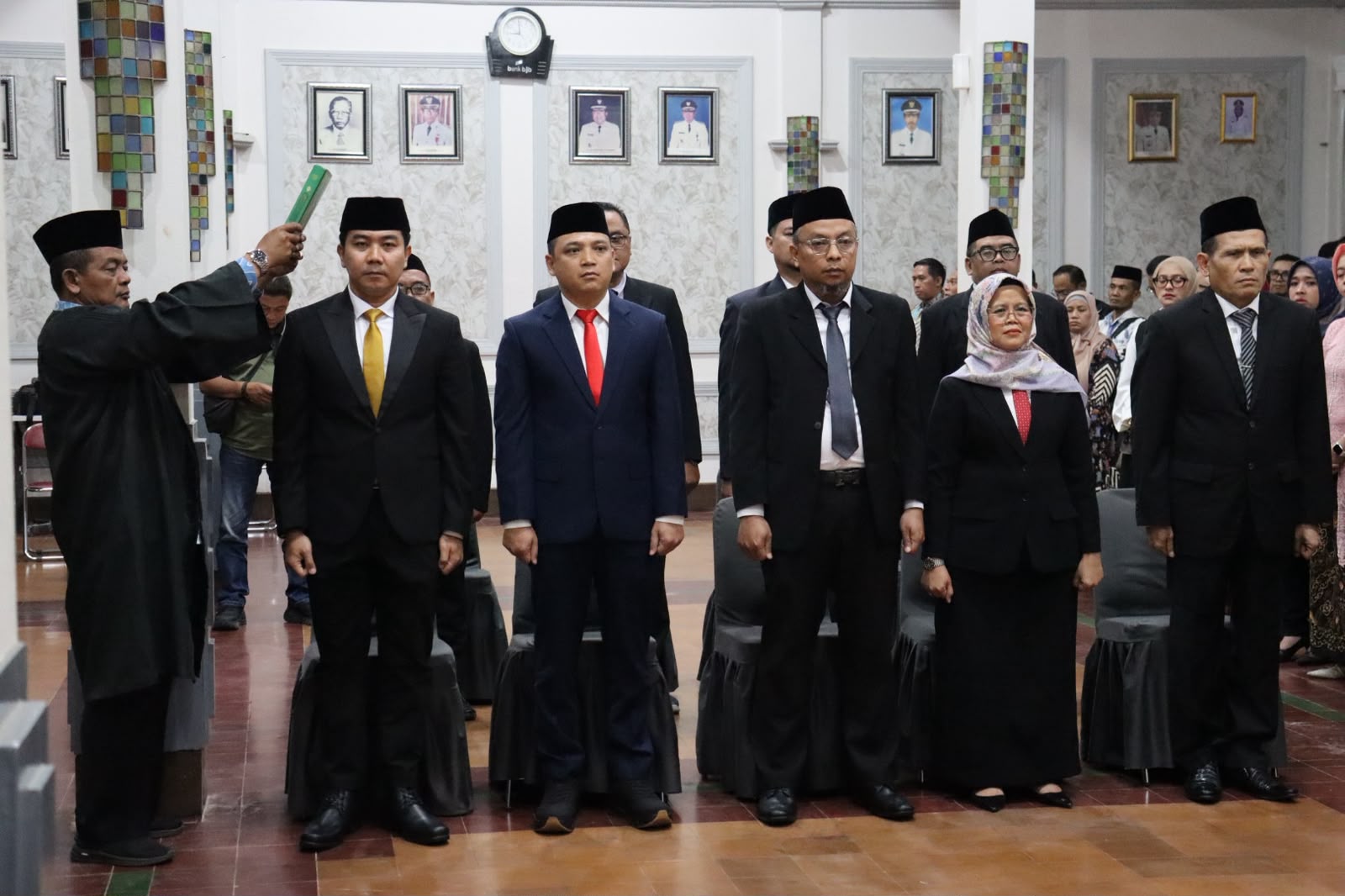 Dewan Pengawas dan Direksi sejumlah BUMD di Kota Cirebon saat diambil sumpah usai dilantik Wali Kota Cirebon Effendi Edo, Jumat (31/7/2026)