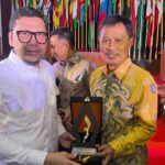 Wali Kota Cirebon Effendi Edo menerima LPM Award 2026 atas dukungan dan komitmennya terhadap pemberdayaan masyarakat desa dan kelurahan menuju Indonesia Maju. Penghargaan tersebut diserahkan Ketua Umum Dewan Pembina Pusat (DPP) Lembaga Pemberdayaan Masyarakat (LPM) Republik Indonesia, Ahmad Doli Kurnia Tandjung di Gedung Merdeka, Kota Bandung, Jumat (7/8/2026).