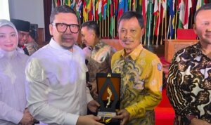 Wali Kota Cirebon Effendi Edo menerima LPM Award 2026 atas dukungan dan komitmennya terhadap pemberdayaan masyarakat desa dan kelurahan menuju Indonesia Maju. Penghargaan tersebut diserahkan Ketua Umum Dewan Pembina Pusat (DPP) Lembaga Pemberdayaan Masyarakat (LPM) Republik Indonesia, Ahmad Doli Kurnia Tandjung di Gedung Merdeka, Kota Bandung, Jumat (7/8/2026).