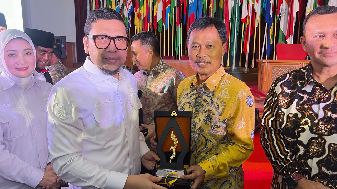 Wali Kota Cirebon Effendi Edo menerima LPM Award 2026 atas dukungan dan komitmennya terhadap pemberdayaan masyarakat desa dan kelurahan menuju Indonesia Maju. Penghargaan tersebut diserahkan Ketua Umum Dewan Pembina Pusat (DPP) Lembaga Pemberdayaan Masyarakat (LPM) Republik Indonesia, Ahmad Doli Kurnia Tandjung di Gedung Merdeka, Kota Bandung, Jumat (7/8/2026).