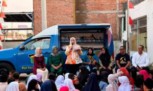 Wakil Wali Kota Cirebon Siti Farida Rosmawati saat mengunjungi kegiatan literasi di Teras Ngabaca, Kelurahan Kalijaga, Kota Cirebon, Jumat (7/8/2026).