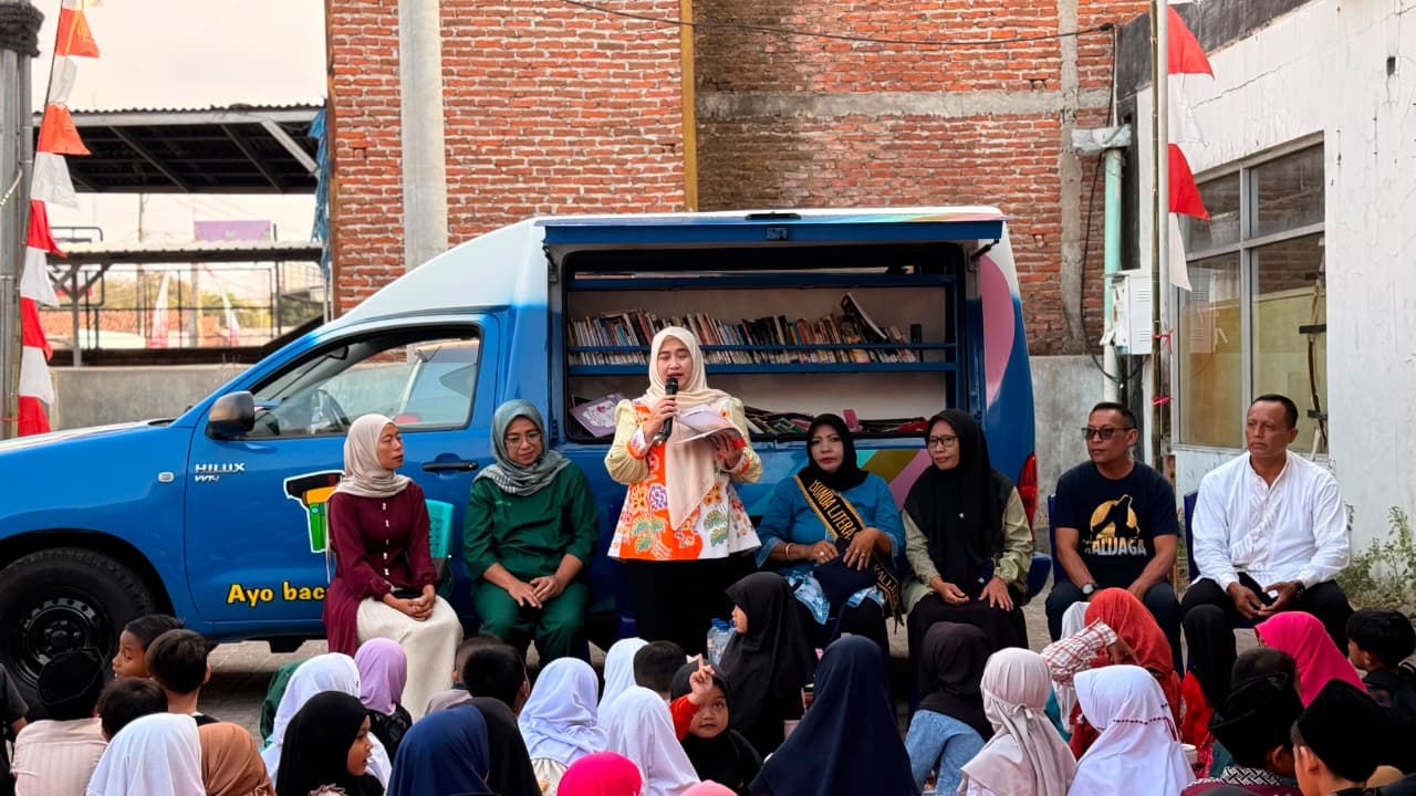 Wakil Wali Kota Cirebon Siti Farida Rosmawati saat mengunjungi kegiatan literasi di Teras Ngabaca, Kelurahan Kalijaga, Kota Cirebon, Jumat (7/8/2026).