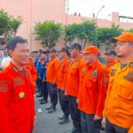 Wali Kota Cirebon Effendi Edo saat memeriksa pasukan dalam Apel Kesiapsiagaan Bencana Hidrometeorologi Tingkat Kota Cirebon Tahun 2026 di Grage City Hub, Selasa (11/8/2026).*