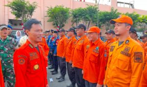 Wali Kota Cirebon Effendi Edo saat memeriksa pasukan dalam Apel Kesiapsiagaan Bencana Hidrometeorologi Tingkat Kota Cirebon Tahun 2026 di Grage City Hub, Selasa (11/8/2026).*