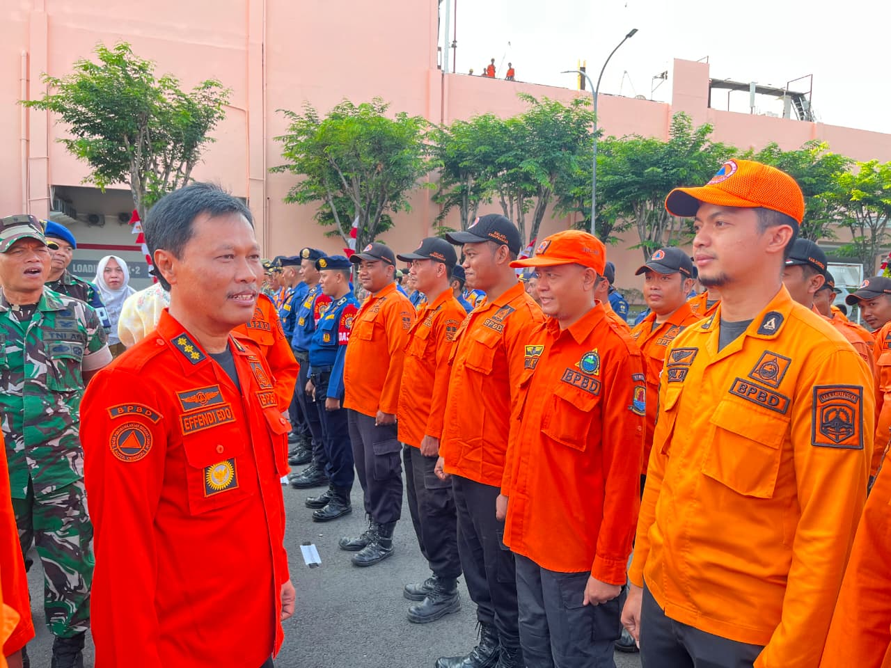 Wali Kota Cirebon Effendi Edo saat memeriksa pasukan dalam Apel Kesiapsiagaan Bencana Hidrometeorologi Tingkat Kota Cirebon Tahun 2026 di Grage City Hub, Selasa (11/8/2026).*