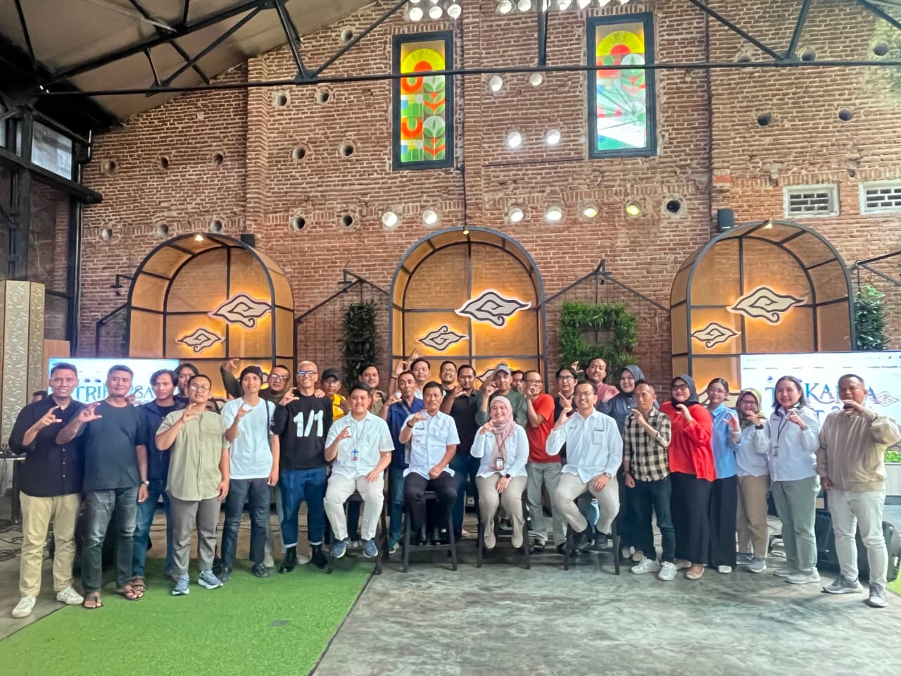 Wali Kota Cirebon Effendi Edo foto bersama pada event penyelenggaraan Trikarsa Fest 2026 yang digelar Kantor Perwakilan Bank Indonesia (BI) Cirebon di Grage Mall Cirebon, 14–17 Agustus 2026.*